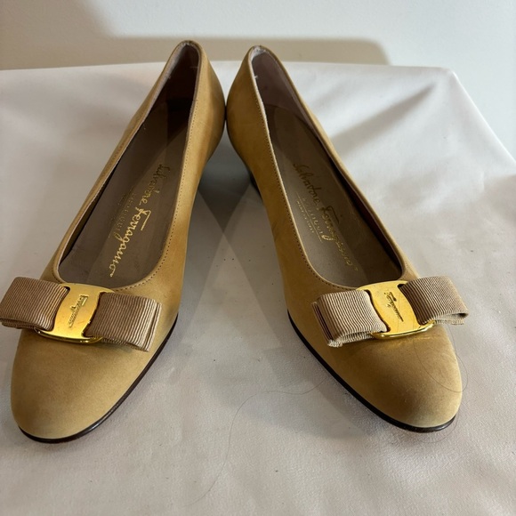 SALVATORE FERRAGAMO Sz 6AA Slip On Low Heel Suede Bow Toe Cap Metal Plaquette - Picture 1 of 11